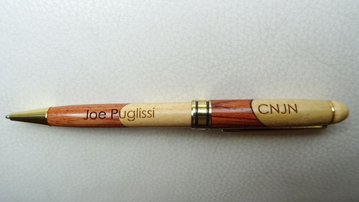 Engraved two-tone wooden pen to personalize