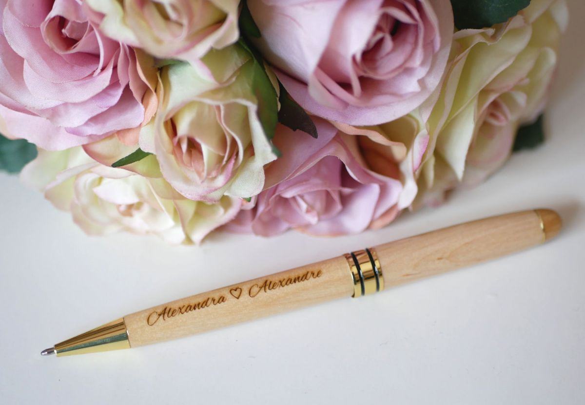 Engraved light wood pen to personalize