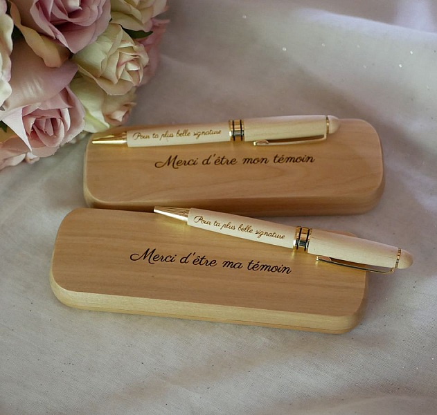 Stylos et coffrets en bois personnalisés pour témoins de mariage.