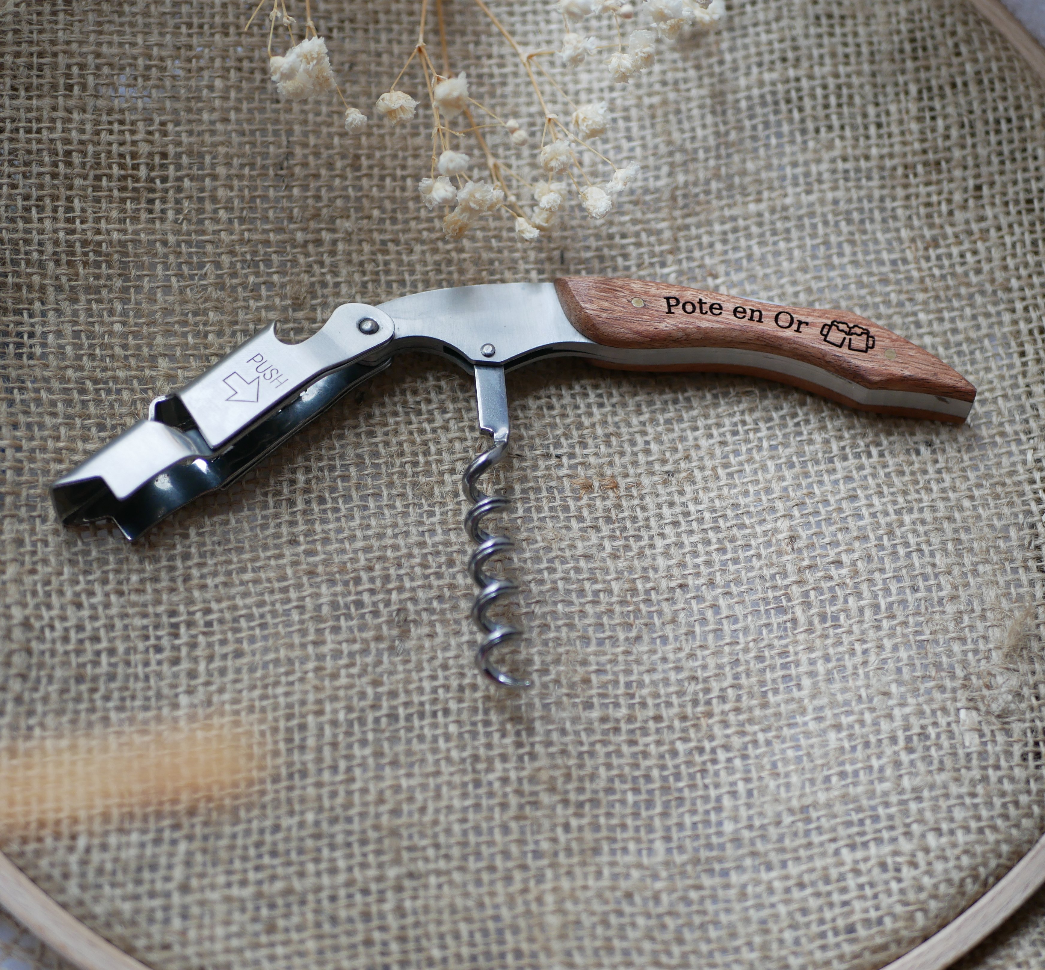Corkscrew with engraved wooden handle to personalize