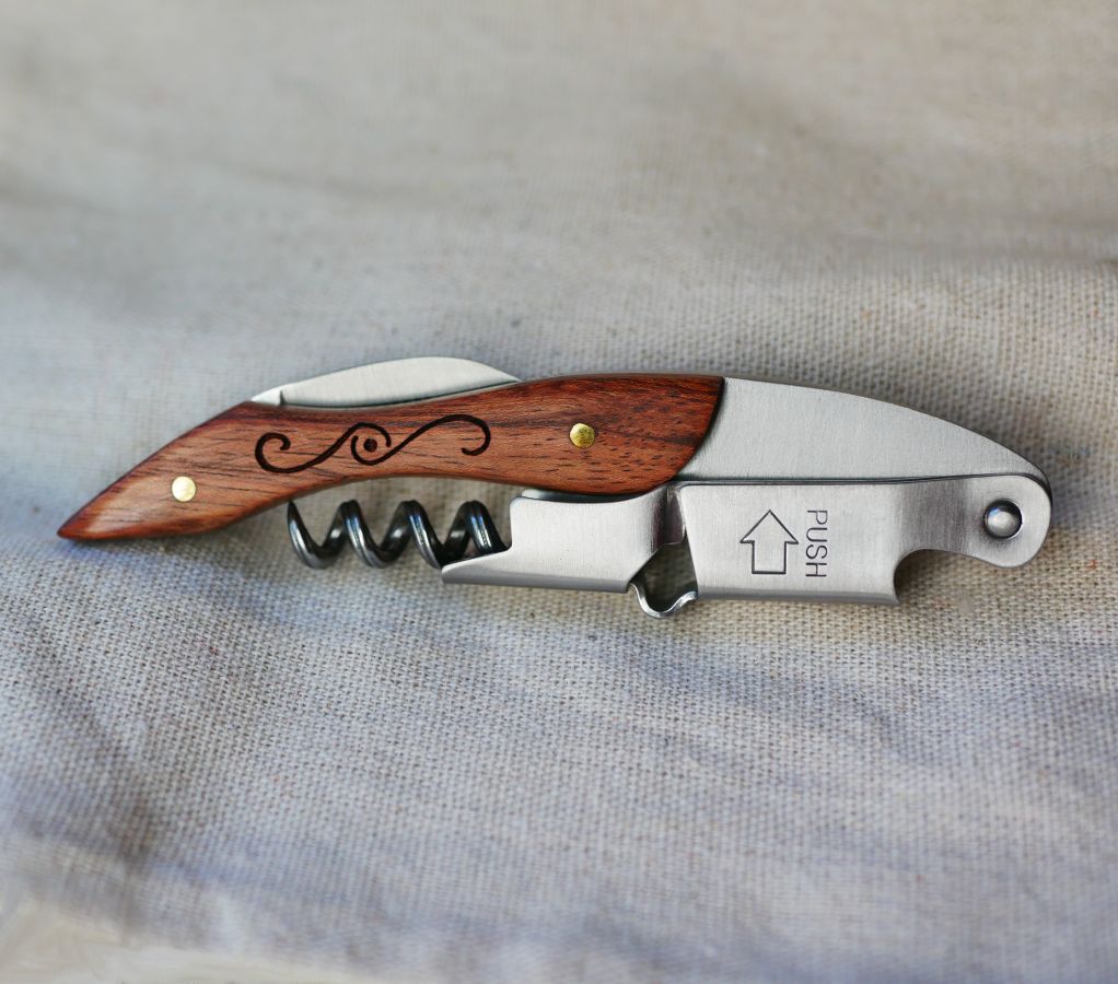 Corkscrew with engraved wooden handle to personalize