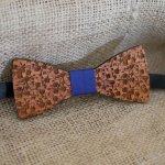 Bow tie in walnut with small engraved flowers