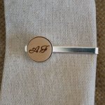 Tie clip with wood cabochon personalized by engraving