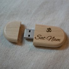 32 GB 3.0 Usb key in light maple wood
