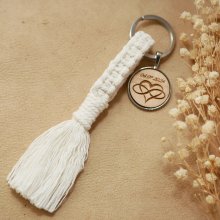 Key ring with personalized wood cabochon and macramé decoration in a choice of colors 