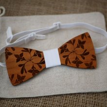 Wooden bow tie engraved with large flowers 