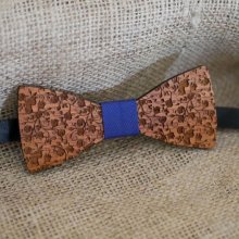 Bow tie in walnut with small engraved flowers