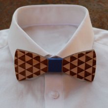 Wooden bow tie engraved with triangles
