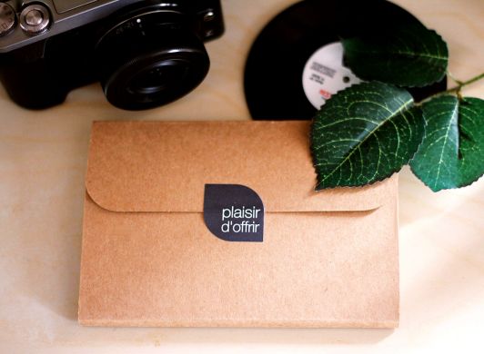 Each in a cardboard sleeve (+ 9.00 €)