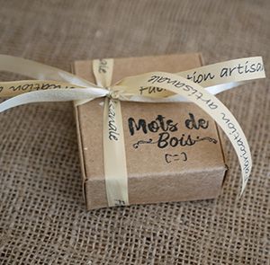 B-Cardboard box wrapped with bolduc (+ 0.50 €)